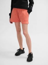 Szorty damskie Hummel Legacy. Czerwone szorty sportowe Hummel, bez wzorów, z bawełny, z standardowym stanem, na fitness i siłownię. Za 168.00 zł.