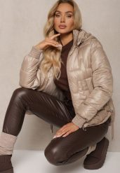 Ciemnobeżowa Kurtka z Odpinanym Kapturem Dłuższym Tyłem i Ściągaczami z Pikowanym Przeszyciem Zinlea. Brązowe kurtki Renee, l, bez wzorów, z jeansu, eleganckie. Za 149.99 zł.