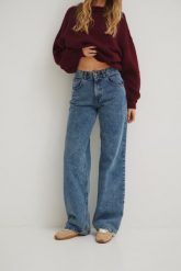 Spodnie jeansowe z szerokimi nogawkami w kolorze DARK DENIM - MANHATTAN. Białe spodnie materiałowe Marsala, z aplikacjami, z denimu, casualowe. Za 459.90 zł.