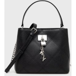 Dkny torebka skórzana R22JUS51 kolor czarny. Czarne listonoszki DKNY, bez wzorów, na ramię, bez dodatków. Za 1,309.90 zł.