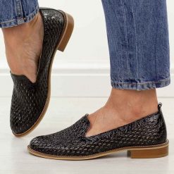 Czarne ażurowe skórzane Polskie półbuty damskie Deoni d043. Czarne półbuty wsuwane Deoni, na lato, w ażurowe wzory, ze skóry, klasyczne, bez obcasa, na płaskiej podeszwie. Za 429.00 zł.