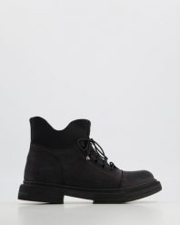 BOTKI DAMSKIE 235121 BLACK. Czarne botki Venezia, bez wzorów, z nubiku, bez obcasa, bez zapięcia. Za 219.00 zł.