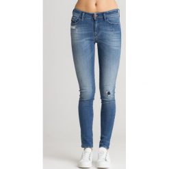 Niebieskie jeansy DIESEL Slandy z przetarciami. Niebieskie jeansy Diesel, z aplikacjami, z jeansu. Za 326.00 zł.