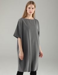 LUŹNA SZARA SUKIENKA. Szare sukienki Unisono, s, bez wzorów, z tkaniny, bez kołnierzyka, bez ramiączek, mini. Za 279.00 zł.