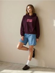 Bluza hoodie z napisem - czerwony. Czerwone bluzy Sinsay, l, bez wzorów, bez ramiączek, bez kaptura. Za 49.99 zł.