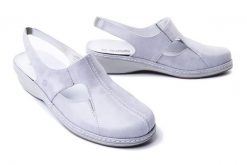 SUAVE 720011-91 ivory, sandały damskie. Szare sandały Suave, bez wzorów, ze skóry, bez obcasa, na koturnie, bez zapięcia. Za 379.90 zł.