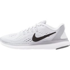 Nike Performance FLEX 2017 RN Obuwie do biegania treningowe pure platinum/black/wolf grey/cool grey. Buty treningowe marki Nike. W wyprzedaży za 254.25 zł.