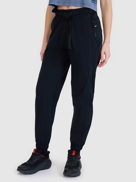 4F Spodnie dresowe w kolorze czarnym rozmiar: XL. Czarne spodnie dresowe 4f, bez wzorów, z dresówki. Za 104.39 zł.