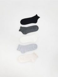 Skarpetki z bawełną 5 pack - czarny. Czarne skarpetki Reserved, bez wzorów, z bawełny. Za 39.99 zł.
