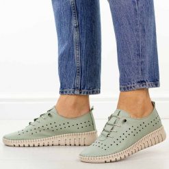 Miętowe ażurowe skórzane półbuty damskie T.Sokolski 4001. Zielone półbuty wsuwane Sokolski, na jesień, w ażurowe wzory, z jeansu, klasyczne, z okrągłym noskiem, bez obcasa, na płaskiej podeszwie. Za 259.00 zł.