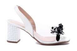 BRENDA ZARO 4303 białe, sandały damskie. Białe sandały Brenda Zaro, bez wzorów, z gumy, bez obcasa, na obcasie, bez zapięcia. Za 599.90 zł.