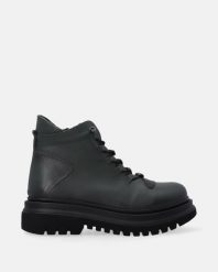 ZIELONE BOTKI ZE SKÓRY NATURALNEJ K003LEKHOBB108. Zielone botki Venezia, bez wzorów, ze skóry, bez obcasa, bez zapięcia. Za 349.00 zł.