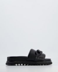 CZARNE KLAPKI Z ŁAŃCUCHEM 083192037 BLACK. Czarne klapki Venezia, bez wzorów, ze skóry, bez obcasa, bez zapięcia. Za 279.00 zł.