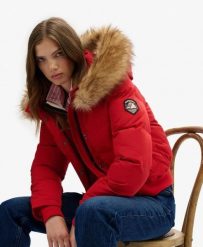 Superdry Kurtka bomber Everest z kapturem slim z poliestru z recyklingu. Czerwone kurtki Superdry, bez wzorów, z materiału, z kapturem. Za 535.50 zł.