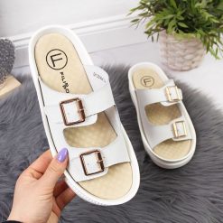 Klapki skórzane damskie z klamrami białe Filippo. Białe klapki Filippo, bez wzorów, ze skóry, eleganckie, bez obcasa, bez zapięcia. Za 159.99 zł.