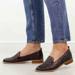 Bordowe ażurowe skórzane Polskie półbuty damskie Deoni d043. Czerwone półbuty wsuwane Deoni, na lato, w ażurowe wzory, ze skóry, klasyczne, bez obcasa, na płaskiej podeszwie. Za 429.00 zł.