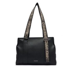 Torebka Calvin Klein. Czarne torebki klasyczne Calvin Klein, bez wzorów, klasyczne, bez dodatków. Za 649.99 zł.