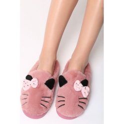 Różowe Klapki Lonely Nights. Klapki marki Born2be. Za 39.99 zł.
