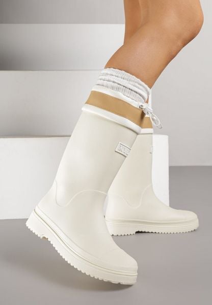 Białe Kalosze Ozdobione Napisem ze Ściągaczem przy Cholewce Voslia. Białe kalosze Renee, bez wzorów, z jeansu, bez zapięcia. Za 79.99 zł.