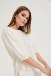 Koszula z bufiastymi rękawami kremowa. Białe koszule MOODO, l, bez wzorów, z poliesteru, bez kołnierzyka, bez ramiączek. Za 99.99 zł.