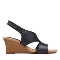 Sandały Clarks. Czarne sandały Clarks, bez wzorów, bez obcasa, na koturnie, bez zapięcia. Za 219.99 zł.