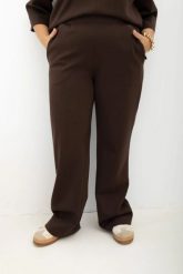 Spodnie na gumce z prostą nogawką i kieszeniami Simple Routine czekoladowe Plus Size Oversize. Brązowe spodnie materiałowe Moda Size Plus Iwanek, bez wzorów, z bawełny, biznesowe, krótkie. Za 189.90 zł.