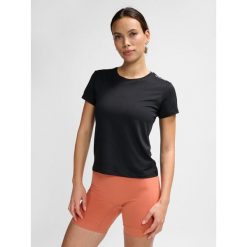 Koszulka damska Hummel MT Aura. Czarne t-shirty sportowe Hummel, s, bez wzorów, bez ramiączek, do piłki nożnej. Za 179.50 zł.