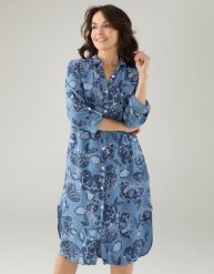 Niebieska sukienka w duże kwiaty. Niebieskie sukienki Unisono, l, bez wzorów, z elastanu, klasyczne, bez kołnierzyka, bez ramiączek, midi, koszulowe. Za 159.00 zł.