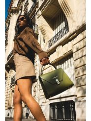 Victor & Hugo Paris Skórzana torebka "Hugo" w kolorze khaki - 23,5 x 20 x 10 cm rozmiar: onesize. Brązowe torebki klasyczne Victor & Hugo Paris, bez wzorów, z materiału, bez dodatków. Za 304.99 zł.