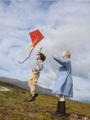 Jednorzędowy płaszcz z paskiem - granatowy. Niebieskie płaszcze Reserved, bez wzorów, z tkaniny, bez kaptura. W wyprzedaży za 59.99 zł.