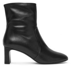 Botki Stuart Weitzman. Czarne botki Stuart Weitzman, bez wzorów, bez obcasa, na słupku, bez zapięcia. Za 2,769.00 zł.