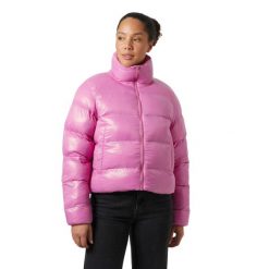 Damska kurtka puchowa Helly Hansen Jade. Czerwone kurtki Helly Hansen, bez wzorów, z puchu, bez kaptura. W wyprzedaży za 750.50 zł.