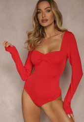 Czerwone Body Longsleeve z Wiskozą z Ozdobnym Marszczeniem Ninaviria. Czerwone body i gorsety Renee, bez wzorów, z jeansu, bez ramiączek. W wyprzedaży za 75.99 zł.