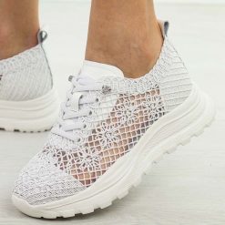 Białe przewiewne półbuty damskie Vinceza 66726. Białe półbuty wsuwane VINCEZA, na lato, w ażurowe wzory, z jeansu, eleganckie, bez obcasa, na płaskiej podeszwie. Za 219.00 zł.