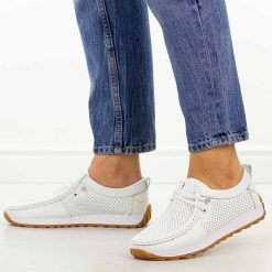 Białe skórzane mokasyny damskie Jezzi 9772. Białe mokasyny Jezzi, w ażurowe wzory, z jeansu, z okrągłym noskiem. Za 239.00 zł.