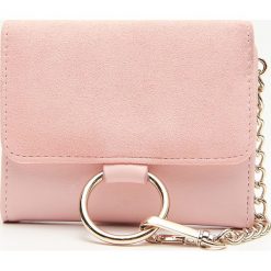 Portfel z łańcuchem - Różowy. Portfele marki Cropp. W wyprzedaży za 19.99 zł.