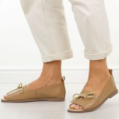 Beżowe skórzane płaskie sandały damskie Dia 9019. Brązowe sandały DiA, bez wzorów, z jeansu, casualowe, bez obcasa, na płaskiej podeszwie, bez zapięcia. W wyprzedaży za 289.52 zł.