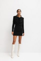 Sukienka z długim rękawem o klasycznym kroju w kolorze SHINY BLACK - COLLETTE-M. Czarne sukienki Marsala, na imprezę, m, bez wzorów, z materiału, klasyczne, bez kołnierzyka, bez ramiączek, mini. W wyprzedaży za 99.95 zł.