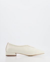 BALERINY DAMSKIE 16152241 WHITE. Białe baleriny Venezia, bez wzorów, ze skóry, bez obcasa, bez zapięcia. Za 189.00 zł.