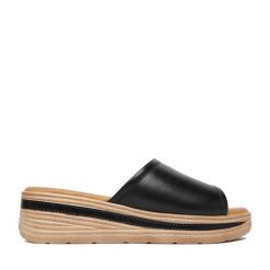Klapki Lasocki. Czarne klapki Lasocki, bez wzorów, bez obcasa, bez zapięcia. Za 169.99 zł.