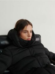 Taliowana kurtka - czarny. Czarne kurtki Reserved, l, bez wzorów, z tkaniny, bez kaptura. W wyprzedaży za 69.99 zł.