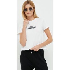 Sisley t-shirt bawełniany kolor biały. Białe t-shirty Sisley, l, z aplikacjami, z bawełny, bez kołnierzyka, bez ramiączek. W wyprzedaży za 93.99 zł.