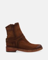 ZAMSZOWE BOTKI W BRĄZOWYM KOLORZE D751 MARV COGNAC. Brązowe botki Venezia, bez wzorów, ze skóry, bez obcasa, bez zapięcia. Za 649.00 zł.