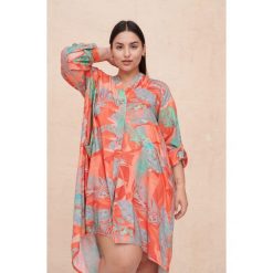 Sukienka Cariosa Plus Size Koral. Czarne sukienki blue shadow, na co dzień, plus size, bez wzorów, z tkaniny, z asymetrycznym kołnierzem, plus size, bez ramiączek, mini, asymetryczne. W wyprzedaży za 184.95 zł.