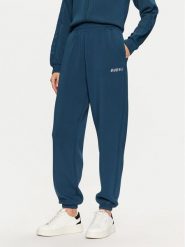 Guess Spodnie dresowe V4BB13 K7UW2 Niebieski Regular Fit. Niebieskie spodnie dresowe Guess, z aplikacjami, z dresówki. Za 199.99 zł.