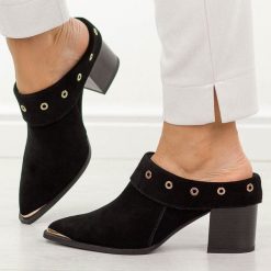 Czarne skórzane klapki damskie na obcasie mule DiA 3059. Czarne klapki DiA, bez wzorów, z jeansu, eleganckie, bez obcasa, na obcasie, bez zapięcia. W wyprzedaży za 368.72 zł.