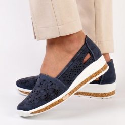 Granatowe półbuty damskie M.Daszyński 1840-4a. Niebieskie półbuty wsuwane M.Daszyński, w ażurowe wzory, ze skóry, bez obcasa, na obcasie. Za 139.00 zł.