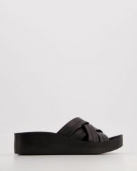 CZARNE KLAPKI 012492 BLACK. Czarne klapki Venezia, bez wzorów, ze skóry, bez obcasa, na koturnie, bez zapięcia. Za 229.00 zł.