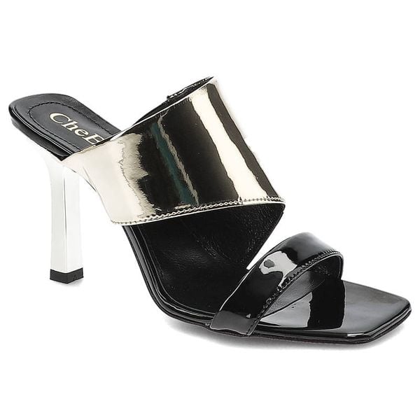 Czarne Klapki Chebello Eleganckie Skórzane Buty. Czarne klapki CheBello, z aplikacjami, z lakierowanej skóry, eleganckie, bez obcasa, na obcasie, bez zapięcia. Za 259.00 zł.