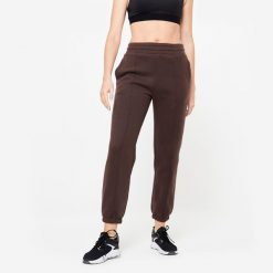 Spodnie dresowe damskie Domyos Gym & Pilates. Czerwone spodnie dresowe DOMYOS, bez wzorów, z bawełny, sportowe. W wyprzedaży za 79.99 zł.